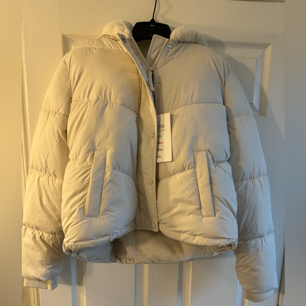 NEW w tags Hollister cream ultimate puffer coat jacket WARM size Medium cute !!!